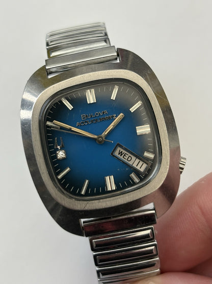 Vintage Bulova Accuquartz Accutron Day/Date Stainless Running 2240 42mm X 37mm